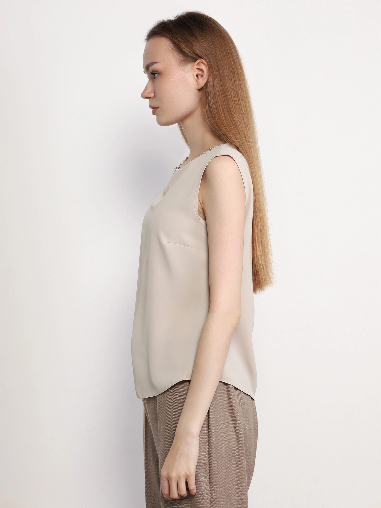 Блуза светло-бежевого цвета с цепочкой-мониль